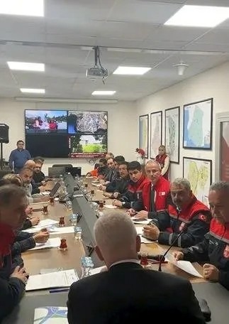 Vali Gül, deprem sonrası yaralıları ziyaret edip ilçelerdeki AFAD çalışmalarını yerinde inceledi